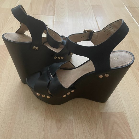 Loved, Like New Women's Aldo Black Wedges with Gold Detail Size 8 - Picture 2 of 7